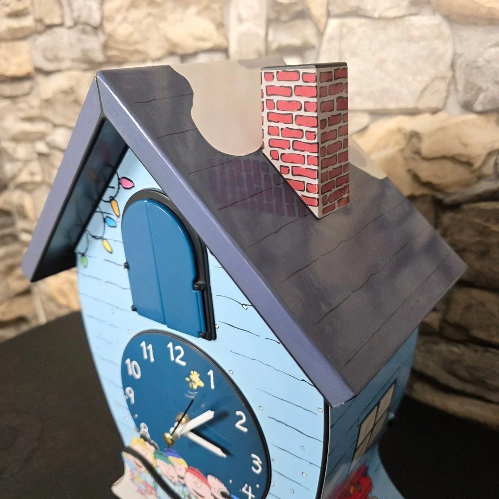 Peanuts Charlie Brown Christmas Cuckoo Clock‎ Snoopy Caroling Winter Scene Decor